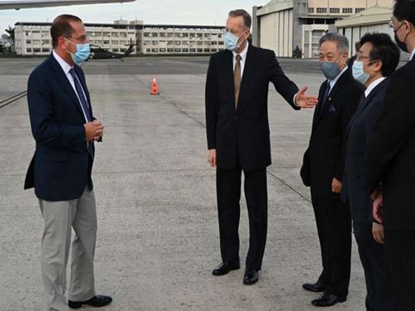 US Health and Human Services Secretary Alex Azar being welcomed by Taiwan leaders. (Photo credit: Alex Azar twitter)
