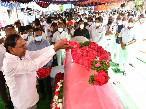 CM K Chandrasekhara Rao participating in the last rites of TRS MLA Solipeta Ramalinga Reddy [Source: Twitter]