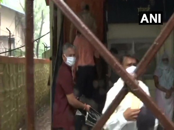 CBI team moves to Bandra Police Station (Photo/ANI)