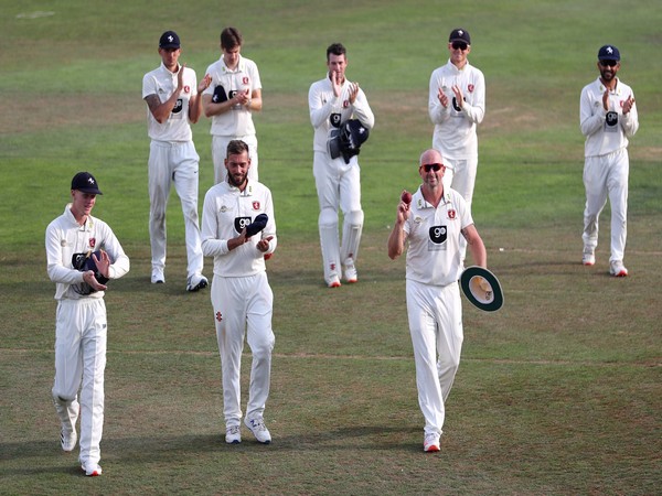 Darren Stevens with teammates (Photo/ Kent Cricket Twitter)