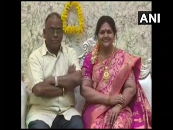 Shrinivas Gupta (L) with his wife's silicon wax statue [Photo/ANI]