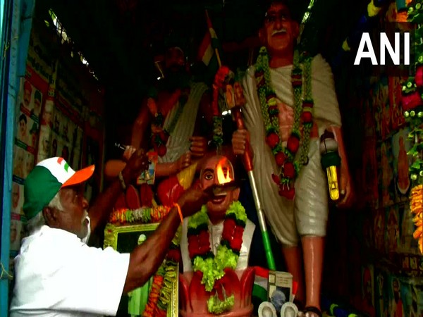 Thangavel has decorated the temple with various freedom fighters' photographs. Iconic Tamil Poet Thiruvalluvar statue is also erected near Gandhi's statue.  