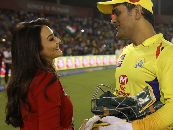 Preity Zinta, Mahendra Singh Dhoni (Image courtesy: Twitter)
