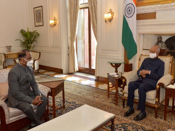 Comptroller and Auditor General of India, Girish Chandra Murmu (left), President Ram Nath Kovind (right) (Photo/Twitter/President of India)