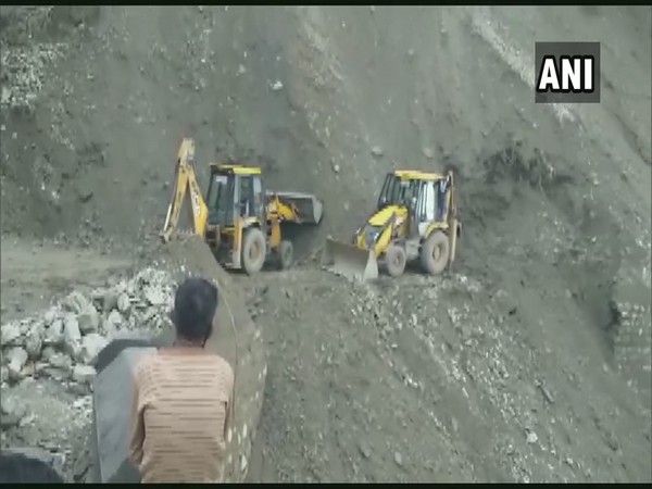 Road clearnace operations underway at the Mussoorei-Dehradun road. (Photo/ANI)
