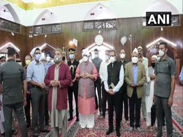 Lieutenant Governor of Jammu and Kashmir Manoj Sinha on Tuesday visited Hazratbal shrine. Photo/ANI