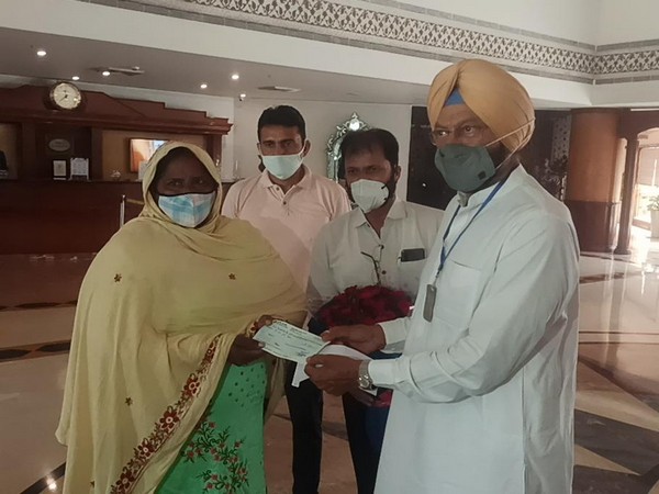 Punjab Sports Minister hands over Rs 5 Lakh cheque to boxer Simranjit Kaur's mother (Photo/ Government of Punjab Twitter) 