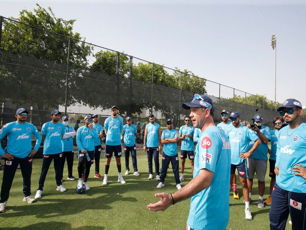 Ricky Ponting with the Delhi Capitals squad (Photo/ Delhi Capitals Twitter) 