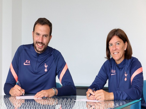 Juan Amoros and Karen Hills (Photo/ Tottenham Women Twitter)