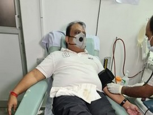 A visual of Thakur donating plasma at RIMS hospital in Ranchi on Sunday. (Picture courtesy: Thakur's Twitter)