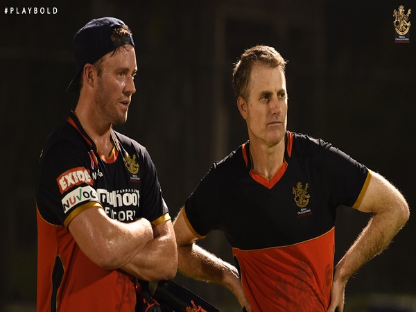 AB de Villiers with RCB coach Simon Katich. (Photo/ RCB Twitter)