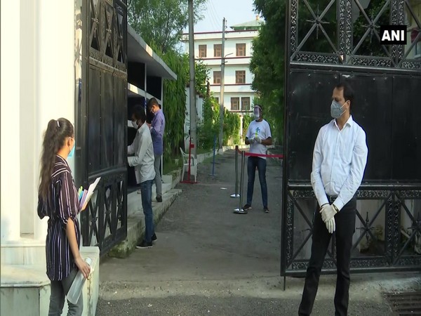 Students arrive at the Chenab College of Education in Kaluchak to write the Joint Entrace Examination (Mains). (Photo/ANI)