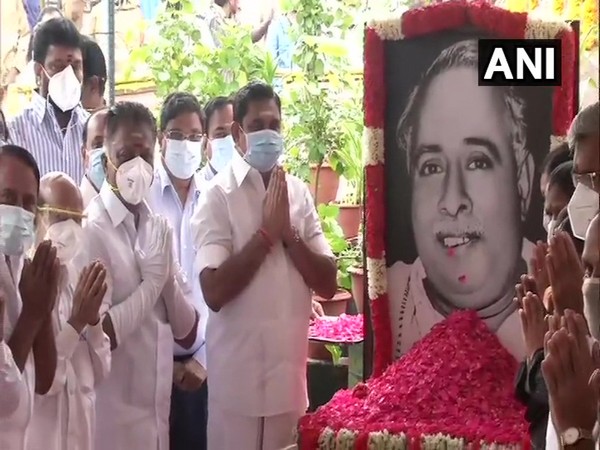 Tamil Nadu Chief Minister Edappadi Palaniswami paying tribute to late Chief Minister CN Annadurai (Photo/ANI)
