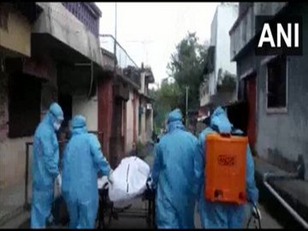 The body of a youth, who died of COVID-19 at his home, was carried on a handcart on Pune (Photo/ANI)