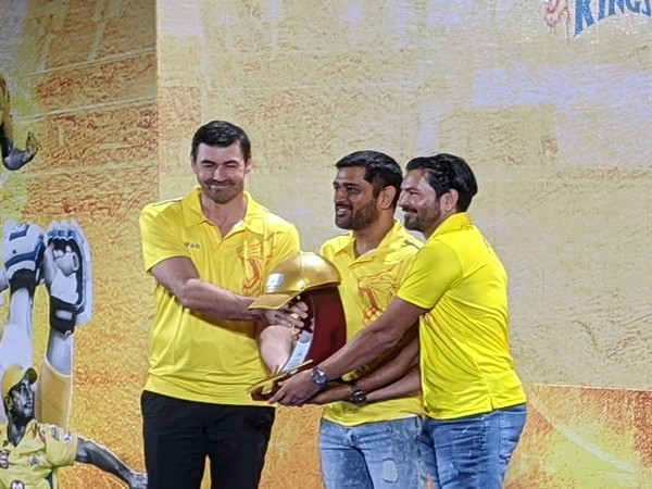 MS Dhoni being presented an award for his performance in IPL 2019. (Photo/ CSK Twitter)