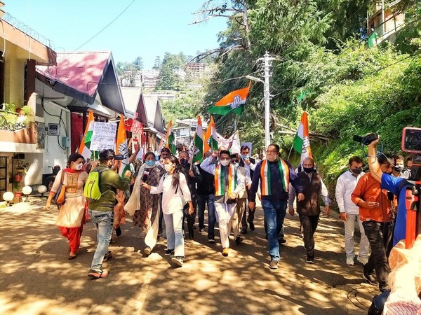 Himachal Pradesh Congress PCC workers marching from Ridge to Raj Bhawan (Photo/Twitter)