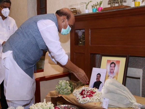 Defence Minister Rajnath Singh on Thursday paid his last tributes to Suresh Angadi (Photo/Twitter/Rajnath Singh)
