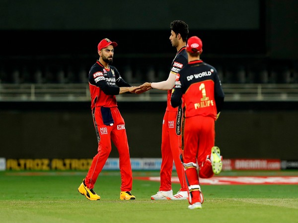 Virat Kohli with teammates during the clash against KXIP (Photo/ IPL Twitter)
