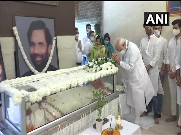 Prime Minister Narendra Modi paying respects to the departed leader. (Photo/ANI)