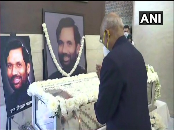 President Ram Nath Kovind paying respects to the departed leader. (Photo/ANI)