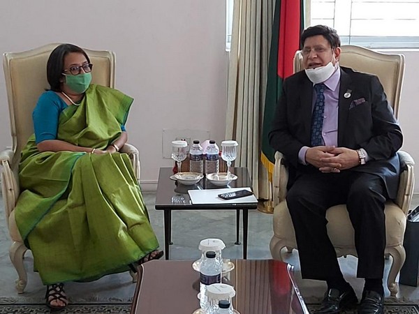 Bangladesh foreign minister AK Abdul Momen (R) and Indian High Commissioner Riva Ganguly Das
