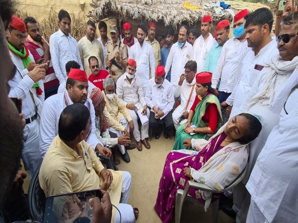Samajwadi Party deligation meets the family of Hathras victim (Photo/SP Twitter)