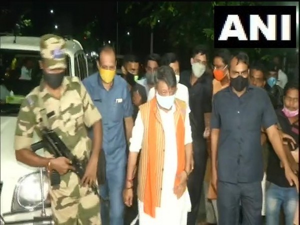 A delegation of Bharatiya Janata Party (BJP) workers led by Kailash Vijayvargiya met Governor Jagdeep Dhankhar at Raj Bhavan (Photo/ANI)