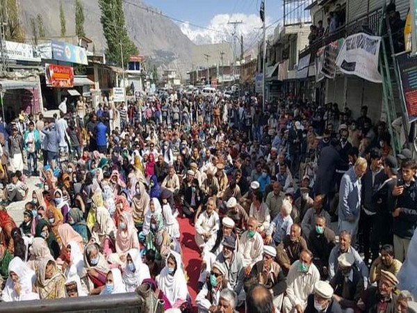 The protestors chanted the slogan as 'Free 14 sons of Hunza'.