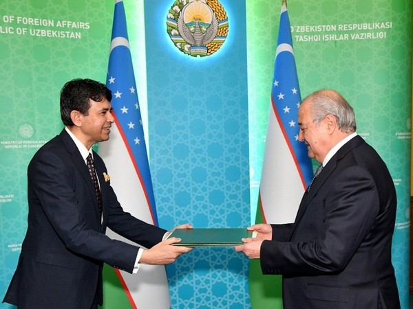Indian Ambassador to Uzbekistan Manish Prabhat and Uzbekistan FM Abdulaziz Kamilov. (Credit: Twitter/India in Uzbekistan)