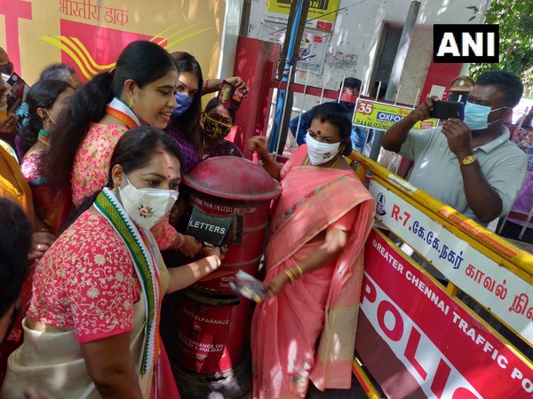Tamil Nadu Mahila Congress workers stage protest outside Chennai's KK Nagar Post Office on Thursday. (Photo Credits: ANI twitter) 