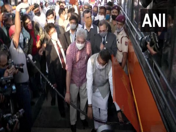 Dharmendra Pradhan launching trial run of Delhi's buses on Hydrogen-blended CNG (Photo/ANI)