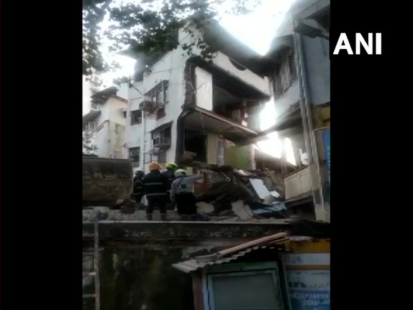 Visual of the collapsed building in Mumbai. 