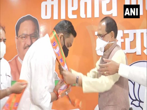 Rahul Lodhi with Madhya Pradesh Chief Minister Shivraj Singh Chouhan on Sunday. (Photo/ANI)
