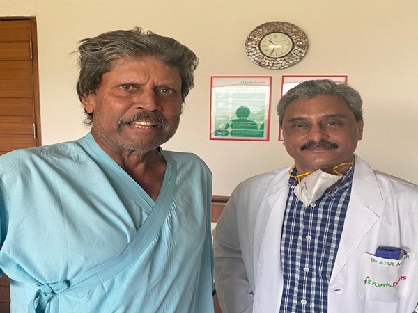 Kapil Dev with his doctor. (Photo/ Chetan Sharma Twitter) 