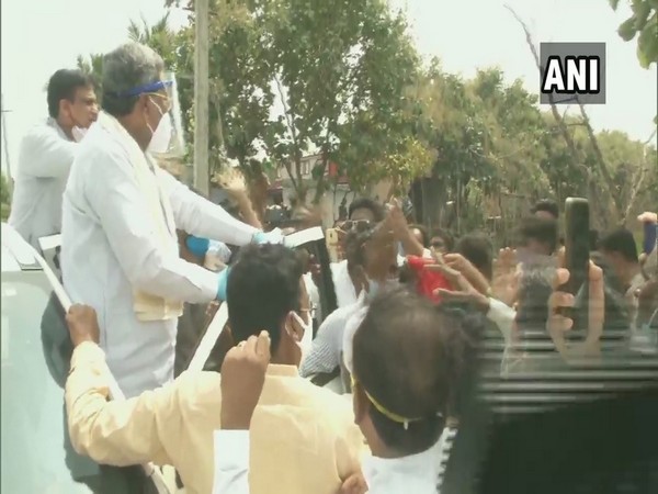 Former Karnataka Chief Minister Siddaramaiah on visit to flood-affected villages in Kalaburagi district (Photo/ANI)