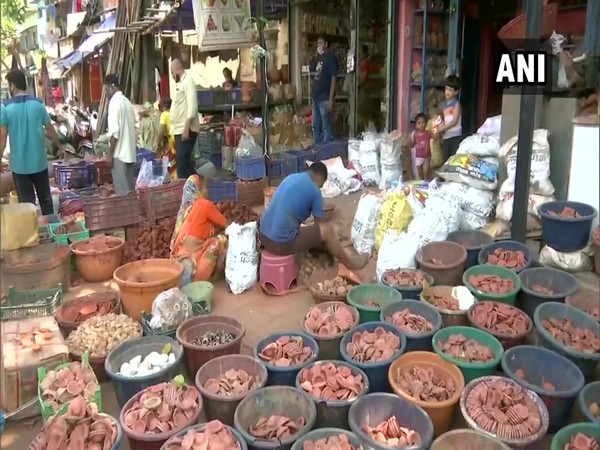 Earthen lamp market in Mumbai. [Photo/ANI]