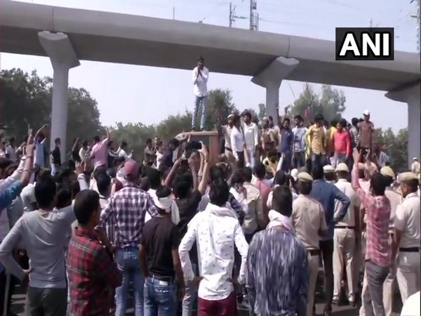 Protesters blocking NH 2 in Ballabgarh. (Photo/ANI)