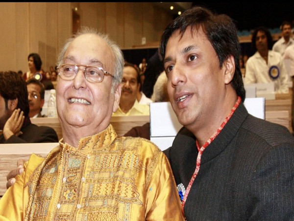 Madhur Bhandarkar with Soumitra Chatterjee (Image source: Twitter)