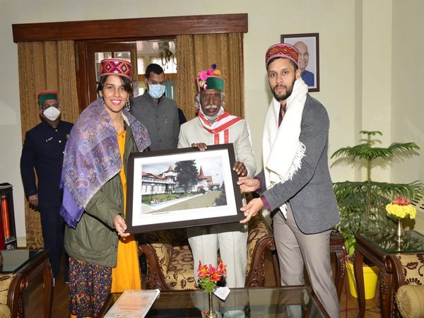 Saina Nehwal and Parupalli Kashyap with Bandaru Dattatreya (Photo/ Bandaru Dattatreya Twitter) 