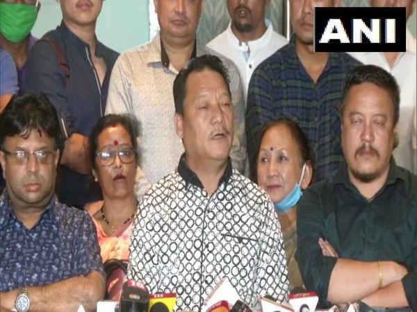 GJM leader Bimal Gurung (centre) Photo/ANI