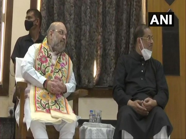 Union Home Minister Amit Shah (left) met Padma awardee Pandit Ajoy Chakrabarty (right) in Kolkata on Friday. [Photo/ANI]