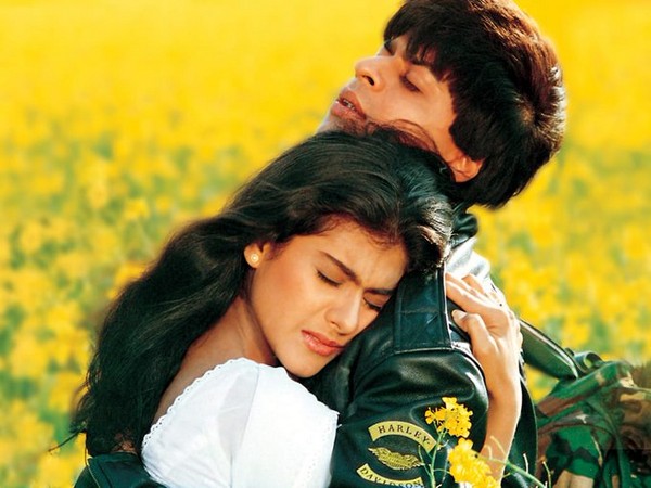 Poster of the film 'Dilwale Dulhania Le Jayenge' featuring actors Shah Rukh Khan and Kajol (Image Source: Twitter)