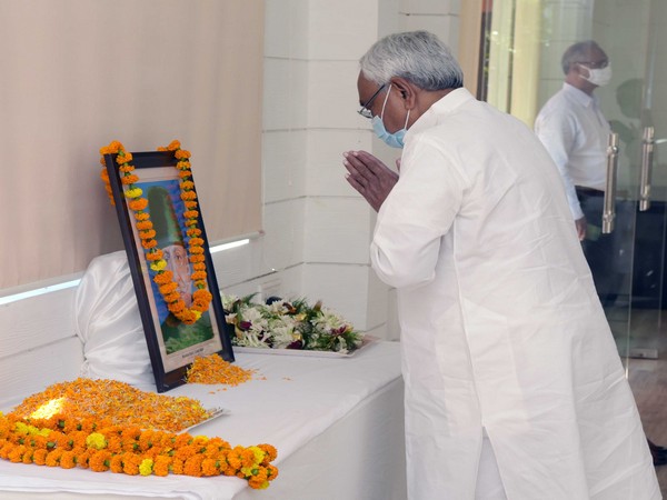 Nitish Kumar paid tribute to Maulana Abul Kalam Azad on his 132nd birth anniversary today. [Photo/Nitish Kumar Twitter]