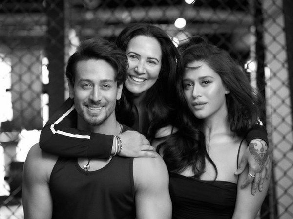 Actor Tiger Shroff with mother Ayesha Shroff and sister Krishna Shroff (Image Source: Intagram)