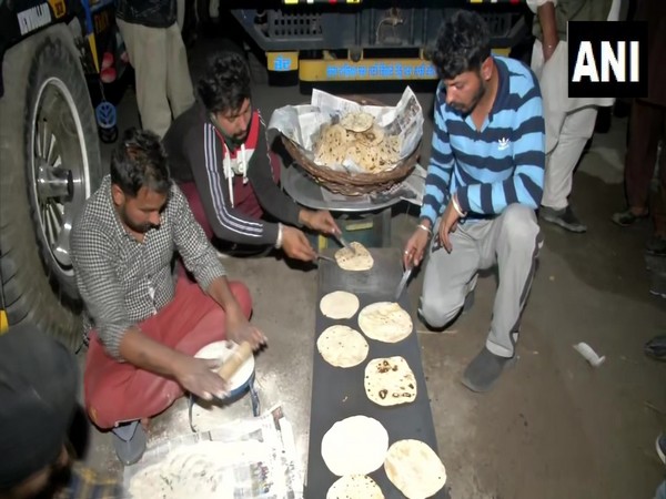 Farmers cooking rotis at the Singhu border as they settle for the night. (Photo/ANI)