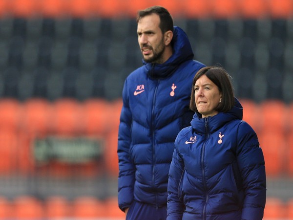 Karen Hills and Juan Amoros (Photo/ Tottenham Women Twitter) 