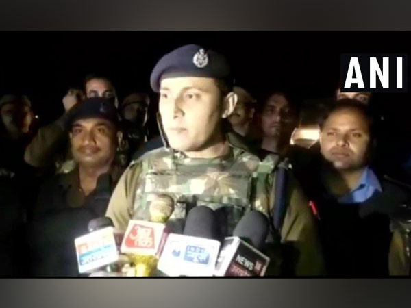 Etawah SSP Santosh Kumar Mishra speaking to media on Tuesday. Photo/ANI