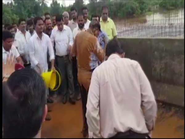 MLA Nitesh Rane and his supporters threw mud on an engineer on Thursday. (Photo/ANI)