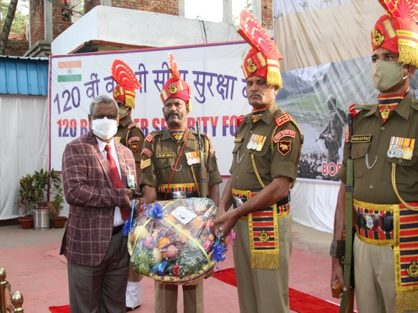 BSF welcome a member of the delegation from Bangladesh in Agartala on Wednesday. (Source; Indian High Commission)
