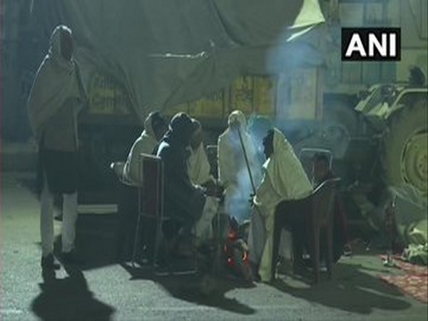 Farmers at Gazipur-Ghaziabad border (Photo/ANI) 